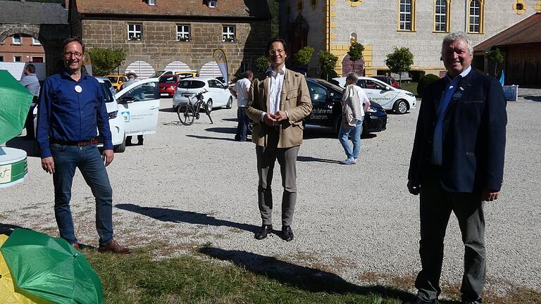 Oliver Kunkel, Schlossherr Hermann von Rotenhan und Bürgermeister Jürgen Hennemann (von links) eröffneten am Sonntag den Informationstreff im Rahmen der Europäischen Mobilitätswoche. Oliver Kunkel, Schlossherr Hermann von Rotenhan und Bürgermeister Jürgen Hennemann (von links) eröffneten am Sonntag den Informationstreff im Rahmen der Europäischen Mobilitätswoche.