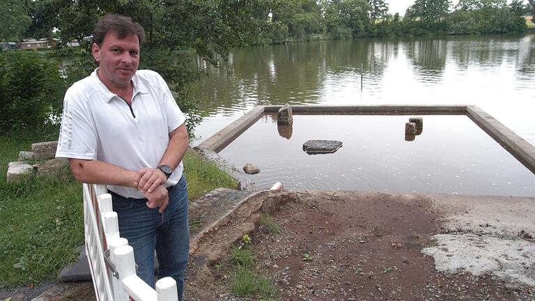 Noch ist es ein Rohbau, aber wenn es nach Bürgermeister Jürgen Heusinger geht, dann wird die beauftragte Firma die Geräte für den Wasserspielplatz am Sulzfelder Badesee noch vor den Sommerferien einbauen. Der Bauhof muss noch den Zugang pflastern. Noch ist es ein Rohbau, aber wenn es nach Bürgermeister Jürgen Heusinger geht, dann wird die beauftragte Firma die Geräte für den Wasserspielplatz am Sulzfelder Badesee noch vor den Sommerferien einbauen. Der Bauhof muss noch den Zugang pflastern.