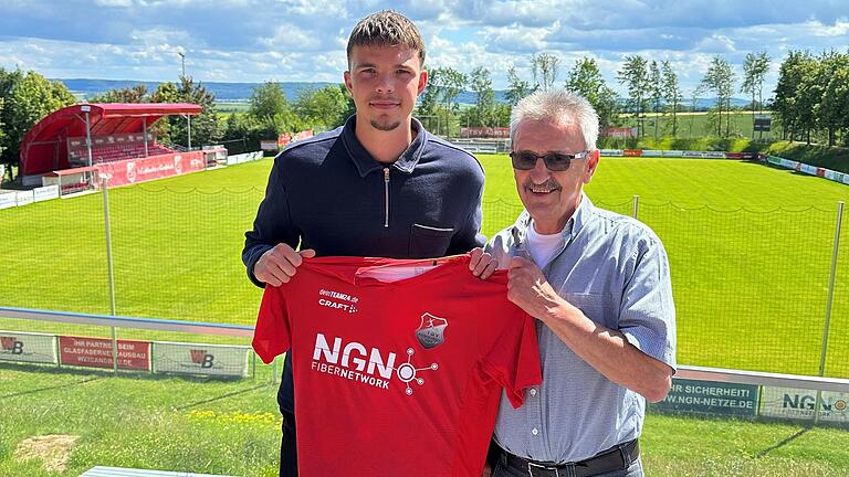 Herbert Köhler (rechts), Vorsitzender des TSV Aubstadt, freut sich über die Verpflichtung von Nico Ott (links)