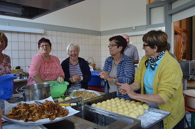 Beim Krumberefest der Freunde fränkischen Brauchtums werden die Klöße und zahlreiche weitere Speisen noch von Hand gemacht. Auf dem Foto aus dem Jahr 2022 (von links): Hilde Leimeister, Gudrun Wiesner, Veronika Albert, Monika Gress und Marga Hart. Beim Krumberefest der Freunde fränkischen Brauchtums werden die Klöße und zahlreiche weitere Speisen noch von Hand gemacht. Auf dem Foto aus dem Jahr 2022 (von links): Hilde Leimeister, Gudrun Wiesner, Veronika Albert, Monika Gress und Marga Hart.