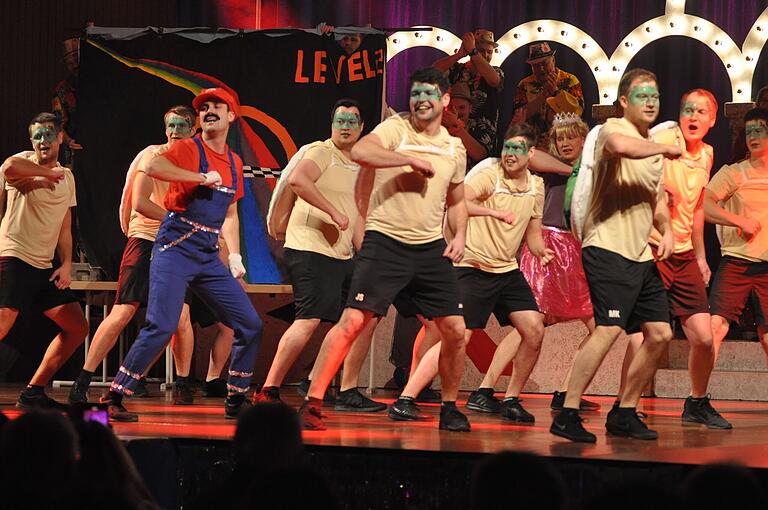 Garde- und Showtänze (im Bild das Männerballett) zählten zu den Highlights der FCW-Prunksitzung. Garde- und Showtänze (im Bild das Männerballett) zählten zu den Highlights der FCW-Prunksitzung.