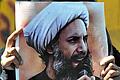 Shiite Houthis protest Saudi death sentence for Shiite leader       -  Eine Frau hält ein Bild des Predigers Nimr al-Nimr.