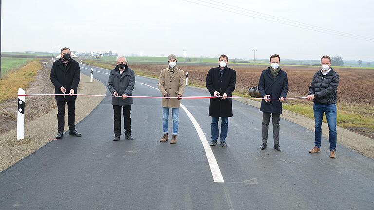 Die symbolische Freigabe der erfolgreich ausgebauten Kreisstraße SW 37 erfolgte diese Woche durch (von links): Rüdiger Köhler (Gebietsabteilungsleiter Straßenbau im Staatlichen Bauamt  Schweinfurt), Bürgermeister Herbert Fröhlich (Frankenwinheim), Bürgermeister Thorsten Wozniak (Gerolzhofen), Bernhard Stolz (bauausführende Firma Gebr. Stolz), Landrat Florian Töpper und Marco Kraus (Leiter des Tiefbauamts am Landratsamt Schweinfurt).