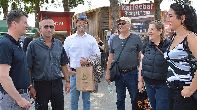 Auch lokale Promis ließen sich zur Eröffnung der Abenteuer & Allrad sehen. Auch lokale Promis ließen sich zur Eröffnung der Abenteuer & Allrad sehen.