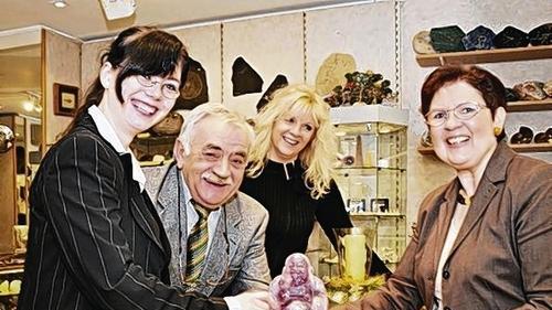 Daniela Binder (l.) leitet seit 1. Januar die Firma „Crystal“ in der Eichhornstraße. Sie tritt die Nachfolge von Friedrich und Karin Löhr (rechts) an, die das Geschäft vor 25 Jahren in Würzburg eröffnet haben. Der neuen Chefin zur Seite stehen die bewährten Mitarbeiterinnen Anne Stolzenberger (Zweite von rechts) und Christa Schüssler (nicht im Bild). Daniela Binder (l.) leitet seit 1. Januar die Firma „Crystal“ in der Eichhornstraße. Sie tritt die Nachfolge von Friedrich und Karin Löhr (rechts) an, die das Geschäft vor 25 Jahren in Würzburg eröffnet haben. Der neuen Chefin zur Seite stehen die bewährten Mitarbeiterinnen Anne Stolzenberger (Zweite von rechts) und Christa Schüssler (nicht im Bild).