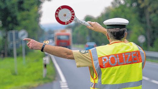 Zu flott an der Kamera vorbei: Polizisten kontrollierten am Donnerstag an der Bundesstraße 27 zwischen Thüngersheim und Karlstadt Fahrzeuge. Die unterfränkische Polizei beteiligt sich mit etwa 50 Beamten am bundesweiten Blitzmarathon, einer Aktion, die die Straßen sicherer machen soll. Auf dem Bild winkt Roman Pfeuffer mit der klassischen Kelle einen Lkw-Fahrer am Parkplatz zwischen Thüngersheim und Retzbach herein.