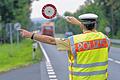 Zu flott an der Kamera vorbei: Polizisten kontrollierten am Donnerstag an der Bundesstraße 27 zwischen Thüngersheim und Karlstadt Fahrzeuge. Die unterfränkische Polizei beteiligt sich mit etwa 50 Beamten am bundesweiten Blitzmarathon, einer Aktion, die die Straßen sicherer machen soll. Auf dem Bild winkt Roman Pfeuffer mit der klassischen Kelle einen Lkw-Fahrer am Parkplatz zwischen Thüngersheim und Retzbach herein.