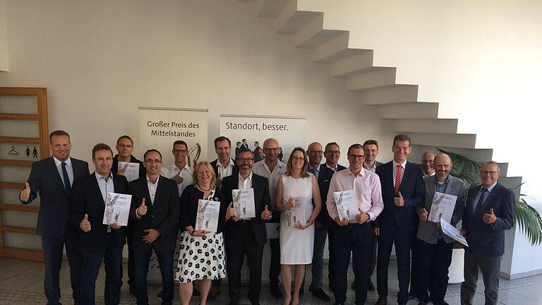 Die Vertreter der Unternehmen, der Sparkasse und des Landkreises bei der Urkundenübergabe. Lena Pfister       -  Die Vertreter der Unternehmen, der Sparkasse und des Landkreises bei der Urkundenübergabe. Lena Pfister