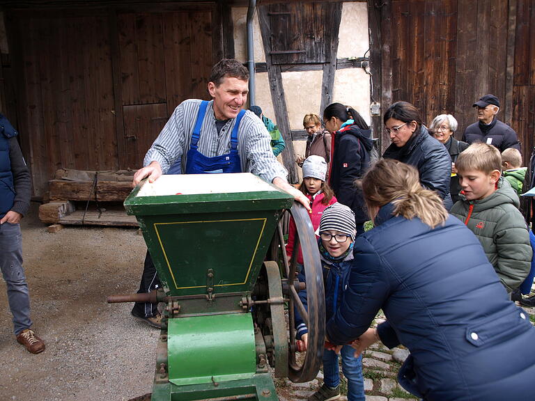 Biobauer Gerhard Heubach hatte viel Freude dabei, den Gästen beim Herbst- und Kelterfest im Kirchenburgmuseum Mönchsondheim zu zeigen, wie anno dazumal gekeltert wurde. Biobauer Gerhard Heubach hatte viel Freude dabei, den Gästen beim Herbst- und Kelterfest im Kirchenburgmuseum Mönchsondheim zu zeigen, wie anno dazumal gekeltert wurde.