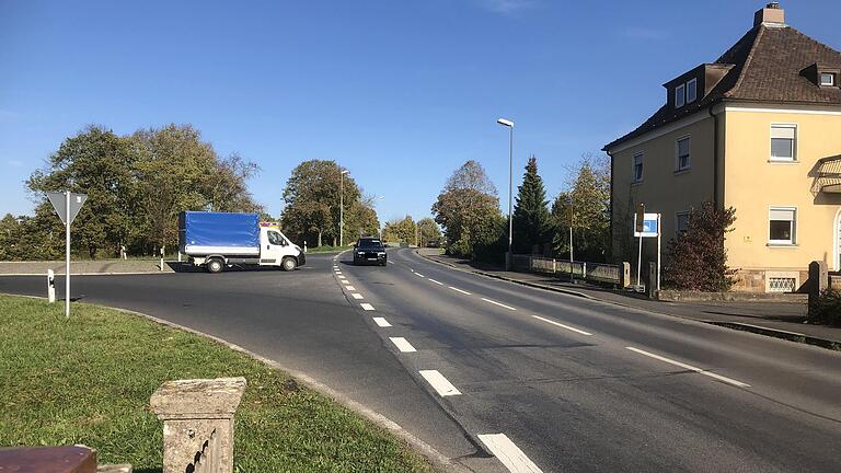 Hier auf der Rügshöfer Straße in Gerolzhofen an der Westseite der Brücke über die Schnellstraße soll irgendwann einmal ein Kreisel gebaut werden. Aktuell werden die Pläne allerdings nicht verfolgt.&nbsp;