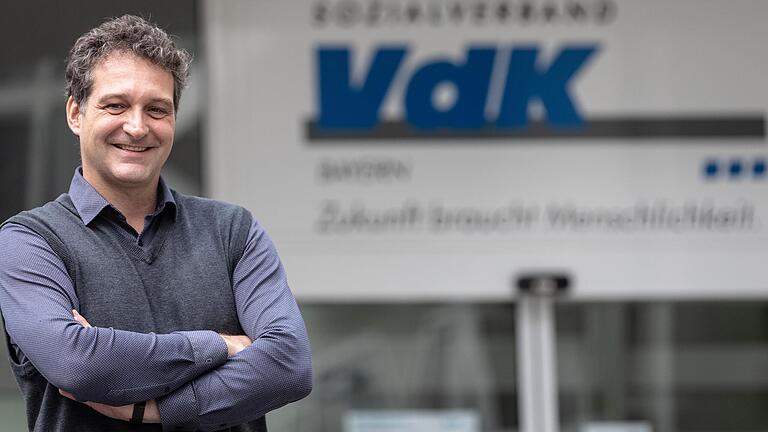 Carsten Vetter, Bezirksgeschäftsführer des Sozialverbands VdK in Unterfranken, vor der Geschäftsstelle im Würzburger Stadtteil Grombühl. Der VdK hat in Unterfranken über 100.000 Mitglieder.&nbsp;