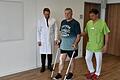 Direkt nach der Knie-Operation wieder in Bewegung: Patient Oswald Schmitt profitiert vom 'Pfad der&nbsp; raschen Genesung'. Mit im Bild: Chefarzt Professor Andre Steinert und Physiotherapeut Simon Dömling.