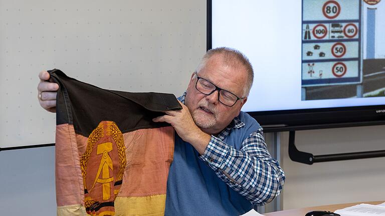 Diese Fahne hing einst am Grenzübergang Eußenhausen und ist für Eberhard Schellenberger ein wichtiges Erinnerungsstück.