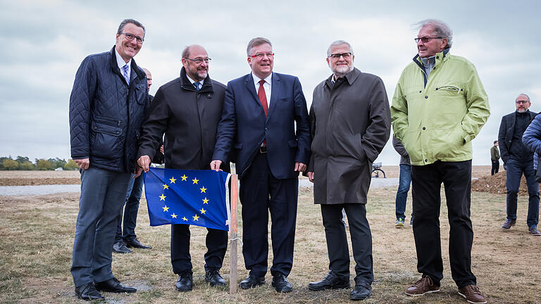 Der frühere Präsident des Europäischen Parlaments und der frühere SPD-Kanzlerkandidat Martin Schulz informiert sich über den künftigen EU-Mittelpunkt Europas im Veitshöchheimer Ortsteil Gadheim. Mit dabei waren (von links) Jürgen Götz, Martin Schulz, Volkmar Halbleib, Andreas Halbig und Rudi Hepf. Foto: Dita Vollmond Der frühere Präsident des Europäischen Parlaments und der frühere SPD-Kanzlerkandidat Martin Schulz informiert sich über den künftigen EU-Mittelpunkt Europas im Veitshöchheimer Ortsteil Gadheim. Mit dabei waren (von links) Jürgen Götz, Martin Schulz, Volkmar Halbleib, Andreas Halbig und Rudi Hepf. Foto: Dita Vollmond