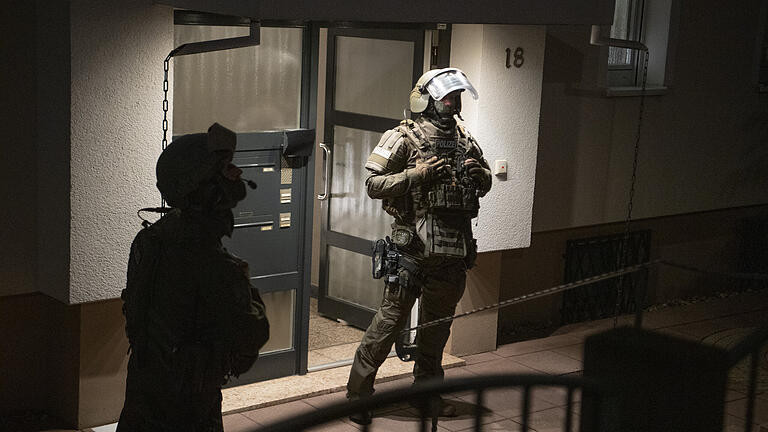In der Nacht zum Mittwoch war in Gerolzhofen ein Spezialeinsatzkommando der Polizei im Einsatz, um einen psychisch erkrankten Mann festzunehmen. In der Nacht zum Mittwoch war in Gerolzhofen ein Spezialeinsatzkommando der Polizei im Einsatz, um einen psychisch erkrankten Mann festzunehmen.