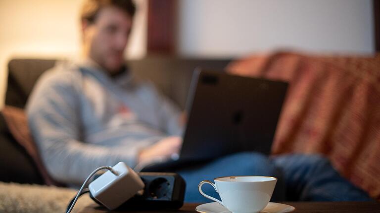 Wer sich krank fühlt, muss nicht mit letzter Kraft vom Sofa aus arbeiten. Aber was, wenn jemand ohne Symptome in Quarantäne landet? Je nach Situation gibt es darauf eine andere Antwort. Wer sich krank fühlt, muss nicht mit letzter Kraft vom Sofa aus arbeiten. Aber was, wenn jemand ohne Symptome in Quarantäne landet? Je nach Situation gibt es darauf eine andere Antwort.