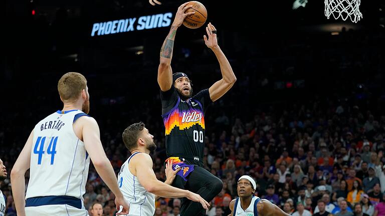 Der Würzburger Maxi Kleber (Zweiter von links) schaltete mit den Dallas Mavericks in den NBA-Play-offs überraschend die Phoenix Suns um JaVale McGee (am Ball) aus und steht nun im Halbfinale. Der Würzburger Maxi Kleber (Zweiter von links) schaltete mit den Dallas Mavericks in den NBA-Play-offs überraschend die Phoenix Suns um JaVale McGee (am Ball) aus und steht nun im Halbfinale.