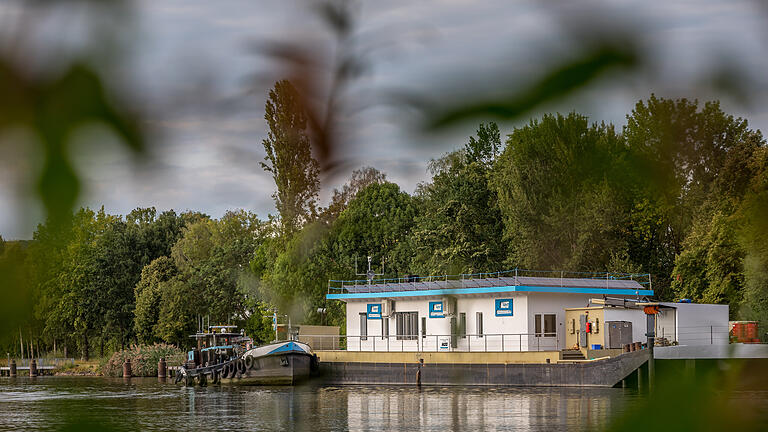 Drugstore auf dem Wasser       -  Rund 2000 Artikel umfasst die MSG Service Station für Binnenschiffer in Würzburg bei Mainkilometer 247,0, die am Dienstag (06.09.22) offiziell eröffnet wurde. Neben Treibstoffen, Ölen, Fetten, Lacken und  Farben werden auch Waren des täglichen Bedarfs für die Fahrt auf dem Wasser angeboten.