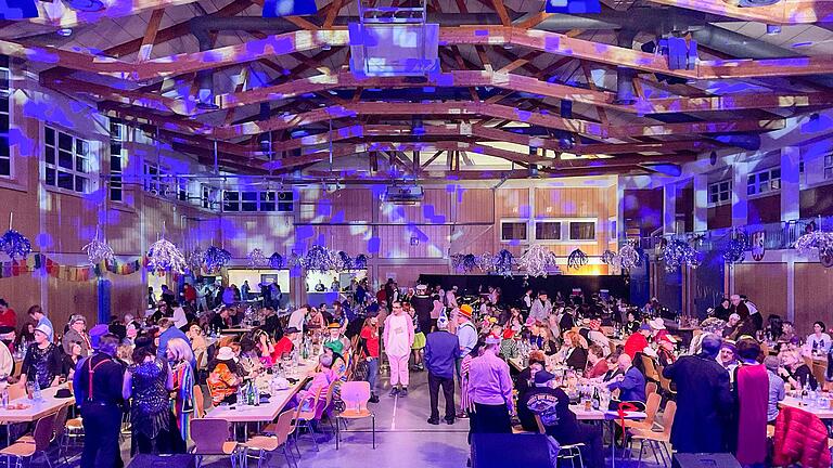 Närrisches Treiben 2023 in der Dettelbacher Maintalhalle: Der Zuspruch war schon einmal besser. Närrisches Treiben 2023 in der Dettelbacher Maintalhalle: Der Zuspruch war schon einmal besser.