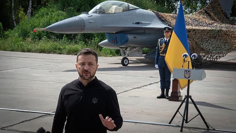 Wolodymyr Selenskyj       -  Seit vergangenem Sommer kann die Ukraine auf einige westliche F-16-Kampfjets bei der Luftverteidigung zurückgreifen. (Archivbild)
