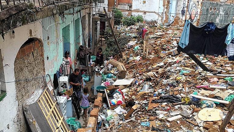 Auf der Suche nach einem Platz für die Familie: Zuwanderer vom Land sind in Sao Paulo in ein leer stehendes Haus gezogen. Der Hof ist übersät mit Müll. - Auf der Suche nach einem Platz für die Familie: Zuwanderer vom Land sind in Sao Paulo in ein leer stehendes Haus gezogen. Der Hof ist übersät mit Müll. Auf der Suche nach einem Platz für die Familie: Zuwanderer vom Land sind in Sao Paulo in ein leer stehendes Haus gezogen. Der Hof ist übersät mit Müll. - Auf der Suche nach einem Platz für die Familie: Zuwanderer vom Land sind in Sao Paulo in ein leer stehendes Haus gezogen. Der Hof ist übersät mit Müll.