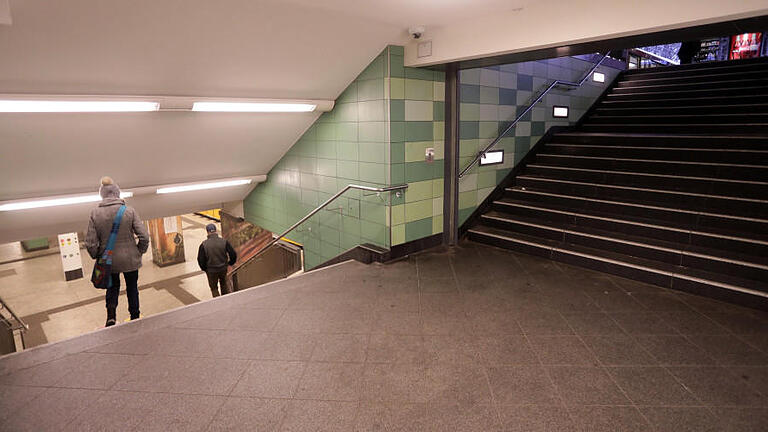 Mutmaßlicher Treter vom U-Bahnhof Hermannstraße gefasst       -  Blick auf den Bereich des U-Bahnhof Hermannstraße in Berlin, wo eine Frau brutal von hinten die Treppe hinunter gestoßen wurde. Der mit Haftbefehl gesuchte mutmaßliche Angreifer ist gefasst und hat sich zu den Vorwürfen geäußert.