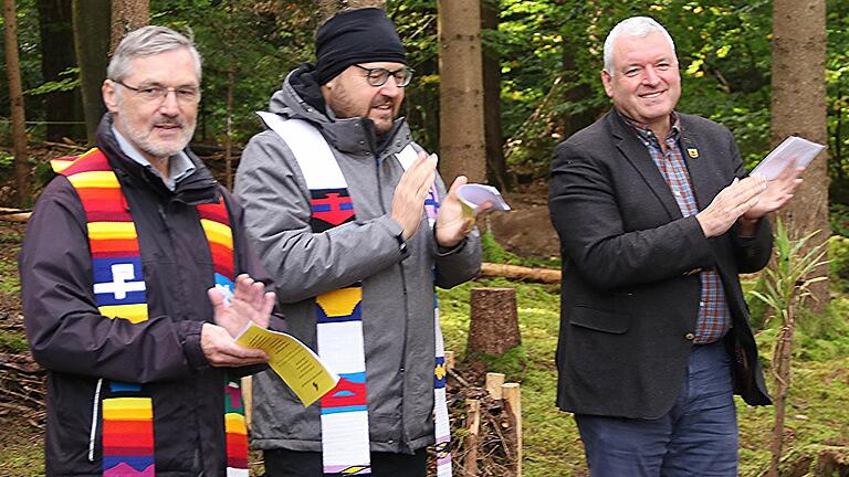 Beifall für die Kinder gab es (von links) von Pfarrer Bernd Grosser, Pastoralreferent Markus Lüttke und Bürgermeister Jürgen Hennemann. Beifall für die Kinder gab es (von links) von Pfarrer Bernd Grosser, Pastoralreferent Markus Lüttke und Bürgermeister Jürgen Hennemann.