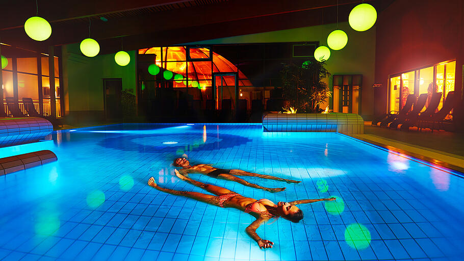 Franken-Therme - Der Auftrieb, den die Bäder in Hochsole verleihen, fühlt sich wie Schwerelosigkeit an und löst Stress- und Anspannungssymptome. Franken-Therme - Der Auftrieb, den die Bäder in Hochsole verleihen, fühlt sich wie Schwerelosigkeit an und löst Stress- und Anspannungssymptome.