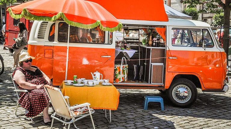 Museum auf vier Rädern: Ein VW-Wohnmobil aus den 1970ern, stilecht eingerichtet und zur Schau gestellt. Museum auf vier Rädern: Ein VW-Wohnmobil aus den 1970ern, stilecht eingerichtet und zur Schau gestellt.