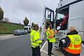 Kontrolle Schwerlastverkehr Rasthof Riedener Waldd       -  Am Rasthof Riedener Wald kontrollierten 35 Mitarbeiter und Mitarbeiterinnen des Zolls in Schweinfurt Fahrer und Fahrerinnen von Lkw.