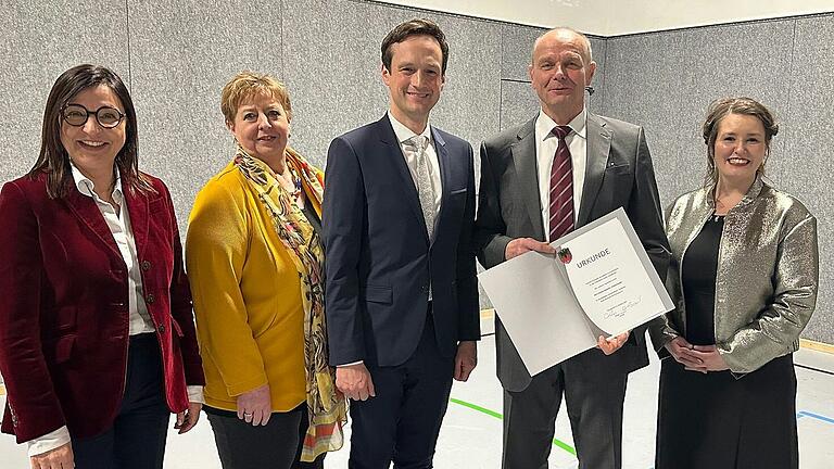 Oswald Rippstein (zweiter von rechts) erhielt von Landrat Florian Töpper für sein herausragendes Wirken bei der Sanierung der Sporthalle eine Ehrenurkunde. Mit im Bild: Barbara Becker, Mitglied des Landtags, Gerlind Martin (Bezirksrätin) und Bürgermeisterin Nicole Weissenseel-Brendler.