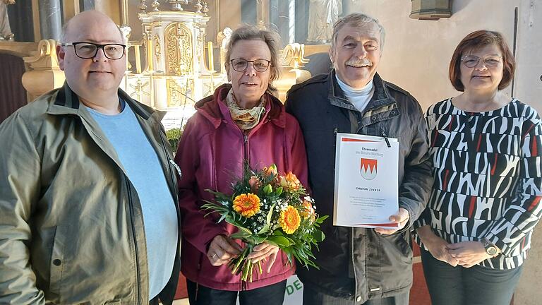 Die Ehrennadel der Diözese Würzburg erhielt Christian Zinner (Zweiter von rechts) aus den Händen von Pfarrer Andreas Engert (links im Bild). Er war insgesamt 24 Jahre für die Kirchenverwaltung Mönchstockheim tätig, 18 Jahre davon als Kirchenpfleger. Es freuen sich mit ihm (von links) Ehefrau Elisabeth Zinner und Elisabeth Helbig (Kirchenverwaltung). Die Ehrennadel der Diözese Würzburg erhielt Christian Zinner (Zweiter von rechts) aus den Händen von Pfarrer Andreas Engert (links im Bild). Er war insgesamt 24 Jahre für die Kirchenverwaltung Mönchstockheim tätig, 18 Jahre davon als Kirchenpfleger. Es freuen sich mit ihm (von links) Ehefrau Elisabeth Zinner und Elisabeth Helbig (Kirchenverwaltung).