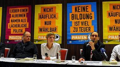 Bereit für den Wahlkampf: die Führung der Piratenpartei bei ihrer Pressekonferenz in Bochum &ndash; (von links) stellvertretender Vorsitzender Sebastian Nerz, Vorsitzender Bernd Schlömer, Pressesprecherin Anita Möllering, politischer Geschäftsführer Johannes Ponader und Generalsekretär Sven Schomacker.