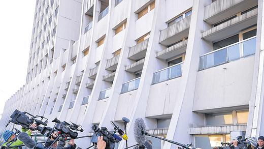 Andrang der Medien: Journalisten vor der Klinik in Grenoble, in der Michael Schumacher behandelt wird. Andrang der Medien: Journalisten vor der Klinik in Grenoble, in der Michael Schumacher behandelt wird.