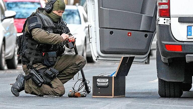 SEK-EInsatz in Schweinfurt unblutig beendet - Zwei Schuetzen festgenommen - Vorbereitung: Die SEK kam zum Einsatz nach Schweinfurt. SEK-EInsatz in Schweinfurt unblutig beendet - Zwei Schuetzen festgenommen - Vorbereitung: Die SEK kam zum Einsatz nach Schweinfurt.