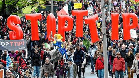 Demonstration gegen TTIP und CETA - Demonstranten tragen Fahnen und Banner während eines Protestmarsches gegen das umstrittene transatlantische Freihandelsabkommen TTIP. Demonstration gegen TTIP und CETA - Demonstranten tragen Fahnen und Banner während eines Protestmarsches gegen das umstrittene transatlantische Freihandelsabkommen TTIP.