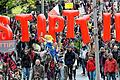 Demonstration gegen TTIP und CETA       -  Demonstranten tragen Fahnen und Banner während eines Protestmarsches gegen das umstrittene transatlantische Freihandelsabkommen TTIP.