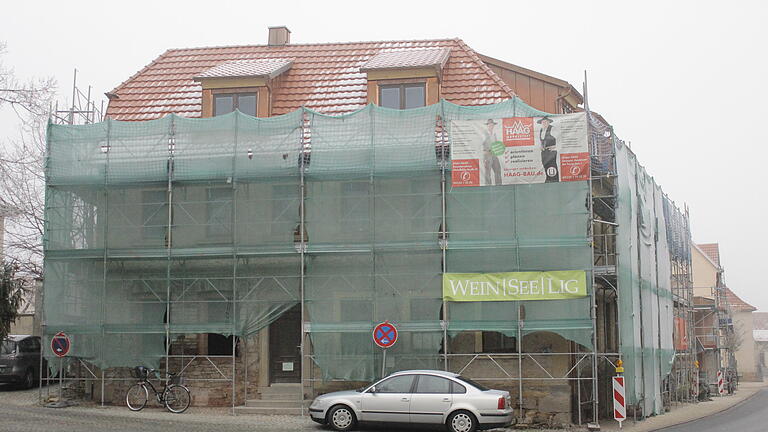 Sigrid Grebner-Pfriem und Stefan Pfriem bauen eine ehemalige Gastwirtschaft am Großlangheimer Marktplatz zum Wohnhaus mit Gästezimmern um.