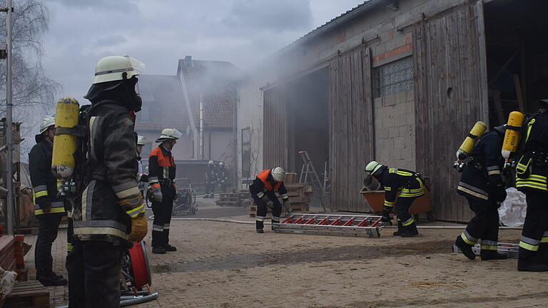 Großeinsatz bei Brand in Pelletsanlage - Großeinsatz bei einem Schwelbrand in einer Pelletsanlage in Steinfeld. Großeinsatz bei Brand in Pelletsanlage - Großeinsatz bei einem Schwelbrand in einer Pelletsanlage in Steinfeld.