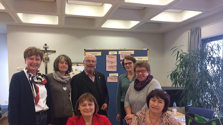 Der Kreisverband Bad Kissingen war auf der Fortbildungsveranstaltung stark vertreten mit (von links):  Anita Hoffmann, Helene Bieberich, Kreisbäuerin Edeltraud Häusler, Veranstaltungsleiter Theobald Abenstein, Sigrid Kleinhenz, Kerstin Neder und stellvertretende Kreisbäuerin Helene Greubel. Andreas Lomb       -  Der Kreisverband Bad Kissingen war auf der Fortbildungsveranstaltung stark vertreten mit (von links):  Anita Hoffmann, Helene Bieberich, Kreisbäuerin Edeltraud Häusler, Veranstaltungsleiter Theobald Abenstein, Sigrid Kleinhenz, Kerstin Neder und stellvertretende Kreisbäuerin Helene Greubel. Andreas Lomb