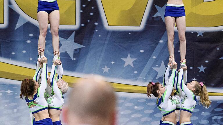 Die Cheerleader der Fierce Athletics aus Würzburg bei einer Regionalmeisterschaft. Die Cheerleader der Fierce Athletics aus Würzburg bei einer Regionalmeisterschaft.