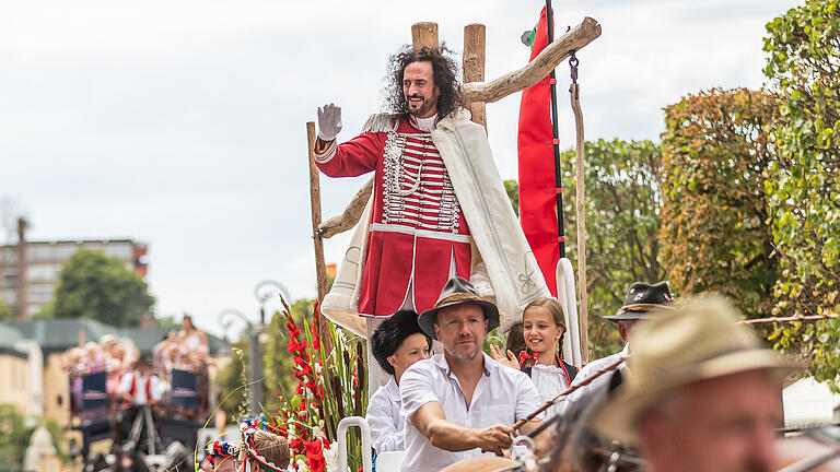 Persönlichkeiten inmitten der feiernden Menge, Pferdekutschen und blumengeschmückte Festzugswagen: Das Rakoczy-Fest Bad Kissingens größtes Stadtfest lockte auch dieses Jahr tausende Besucher am Sonntag 31.07.22 in die Innenstadt.