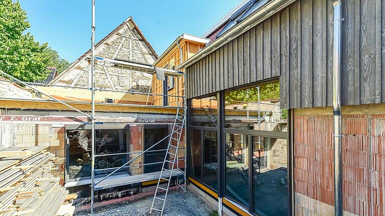 Wer ein Bauprojekt in einem Ortskern angeht (im Bild ein Beispiel aus Sömmersdorf), braucht viele Informationen und am besten auch zusätzliches Geld. Wer ein Bauprojekt in einem Ortskern angeht (im Bild ein Beispiel aus Sömmersdorf), braucht viele Informationen und am besten auch zusätzliches Geld.