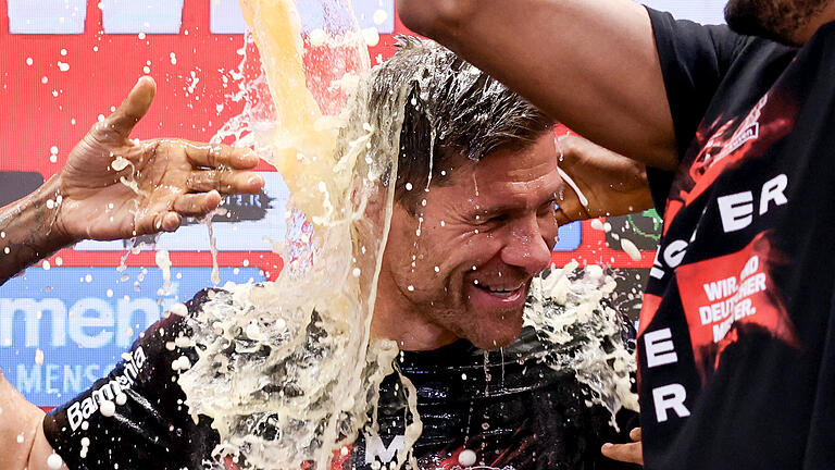 Bayer Leverkusen - Werder Bremen.jpeg       -  Trainer Xabi Alonso wird bei der Pressekonferenz nach dem Spiel von seinen Spielern mit Bier übergossen.