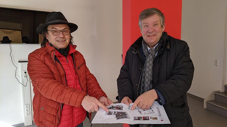 Ortstermin im neuen Bürger- und Touristikbüro in Röttingen: Bürgermeister Hermann Gabel (links) und SPD-Landtagsabgeordneter Volkmar Halbleib. Ortstermin im neuen Bürger- und Touristikbüro in Röttingen: Bürgermeister Hermann Gabel (links) und SPD-Landtagsabgeordneter Volkmar Halbleib.