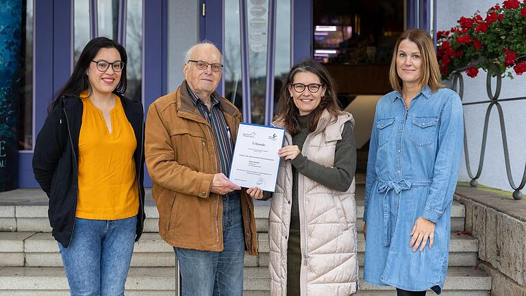 Landrätin Sabine Sitter und Heidi Roth vom Landratsamt freuen sich über einen weiteren Partner der Ehrenamtskarte und überreichen als Dank eine Urkunde an Carolin und Wilfried Dunst, Inhaber der Burg-Lichtspiele. Landrätin Sabine Sitter und Heidi Roth vom Landratsamt freuen sich über einen weiteren Partner der Ehrenamtskarte und überreichen als Dank eine Urkunde an Carolin und Wilfried Dunst, Inhaber der Burg-Lichtspiele.