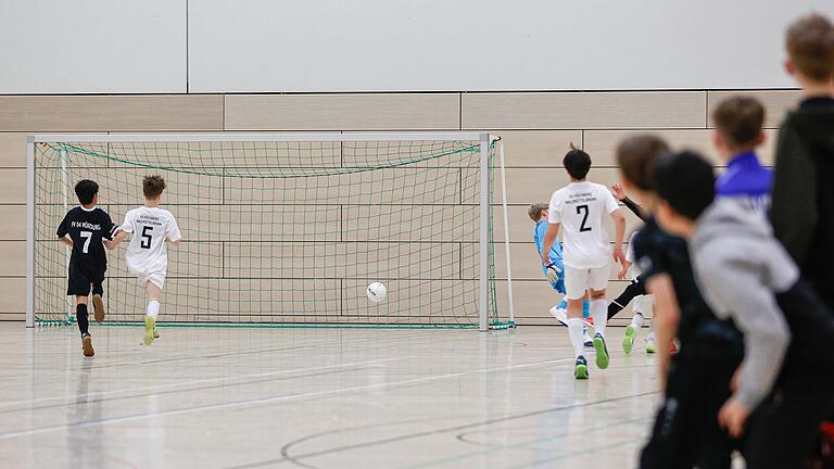 116 Tore fielen beim U-13-Turnier in Ochsenfurt - eines davon im Vorrundenspiel für den Würzburger FV 04 gegen die (SG) TG Höchberg U 13 (helle Trikots). 116 Tore fielen beim U-13-Turnier in Ochsenfurt - eines davon im Vorrundenspiel für den Würzburger FV 04 gegen die (SG) TG Höchberg U 13 (helle Trikots).