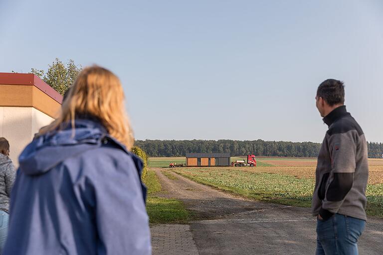 Zur frühen Stunde stand das Häuschen noch auf der Aufliegefläche des großen Lastkraftwagens am Ackerrand. Zur frühen Stunde stand das Häuschen noch auf der Aufliegefläche des großen Lastkraftwagens am Ackerrand.
