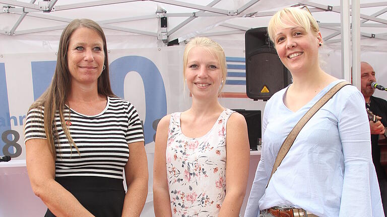 Beim Kitzinger Bummeltag an Mariä Himmelfahrt wurde auch die Shopping Princess 2018 gekürt. Der Stadtmarketingverein schickte drei Kandidatinnen los, sich ein schickes Qutfit für den Stadtschoppen zu kaufen. Sie hatten zwei Stunden Zeit und 200 Euro in der Tasche. Gewonnen hat Kristin Weißenberger, eine ehemalige Etwashäuser Gärtnerkönigin.
Bevor es losging: Claudia Köhler (von links), Kristin Weißenberger und Bianca Schürger.