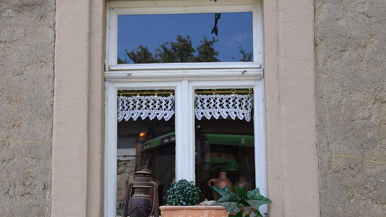 Ein malerischer Anblick sind auch die dekorierten Fenster am ehemaligen zweiten Wohngebäude. Ein malerischer Anblick sind auch die dekorierten Fenster am ehemaligen zweiten Wohngebäude.